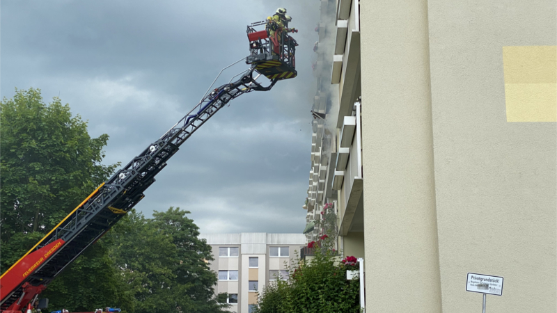 Aus noch zu ermittelnder Ursache kam es zu einem Brand auf einem Balkon eines Mehrfamilienhauses ©FWDresden