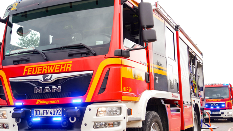 Zwei Löschfahrzeuge der Feuer und Rettungswache Übigau © Feuerwehr Dresden Symbolbild