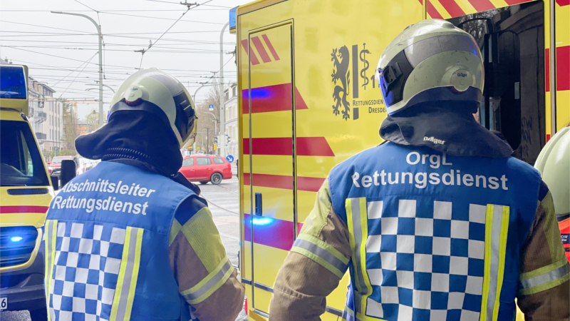 Der Organisatorische Leiter Rettungsdienst übernimmt die Koordinerung der Klinikzuweisungen, damit die Patientinnen schnell in geeignete Krankenhäuser gebracht werden können. ©FW Dresden
