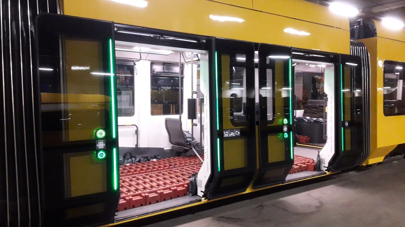 Neuer Stadtbahnwagen mit 33 Tonnen Gewicht beladen © DVB AG