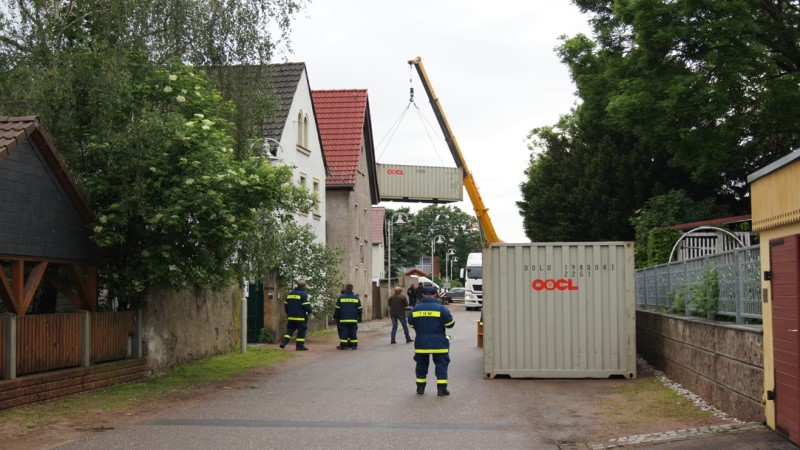 Brockwitz kann die Häuser anheben - Container für den Hausstand    Foto: © Stadtverwaltung Coswig 