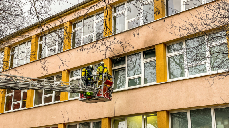 © Feuerwehr Dresden Über eine Drehleiter wird ein zweiter Löschangriff vorbereitet