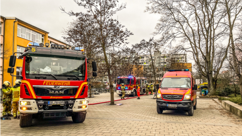 © Feuerwehr Dresden Einsatzfahrzeuge stehen auf dem Schulgelände