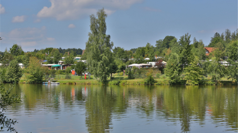 Rund um Ellwangen finden Wohnmobilreisende sieben bestens ausgestattete Campingplätze direkt am Wasser. © djd/ Stadt Ellwangen/ Andi Schmid