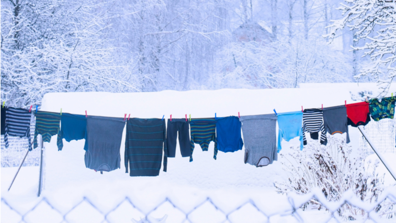 Einfach mal ausprobieren: Wenn es klirrend kalt ist und die Luftfeuchte relativ niedrig, trocknet Wäsche draußen wunderbar. © WetterOnline
