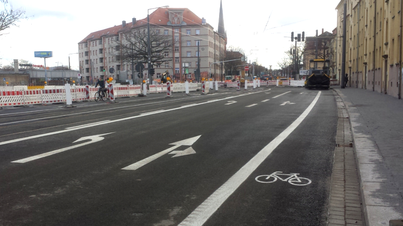 Ausbau der Großenhainer Straße, es geht voran - Neue Fahrbahn mit Radfahrstreifen ©MeiDresden.de