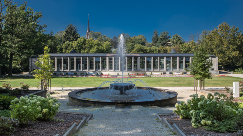 Die historischen Parkanlagen laden zum Flanieren ein, entlang erfrischender Wasserspiele und lauschiger Sitzplätze. © djd/Sächsische Staatsbäder/Pastierovic