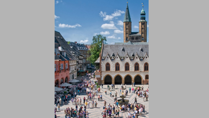 Auch der Goslarer Marktplatz wird 2022 zum Schauplatz der großen Jubiläumsfeiern. © djd/Goslar Marketing/Stefan Schiefer