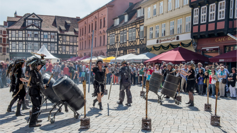 In Quedlinburg verwandelt sich die historische Altstadt während der "Festzeit" in eine große Bühne. © djd/Quedlinburg-Tourismus-Marketing/Jürgen Meusel