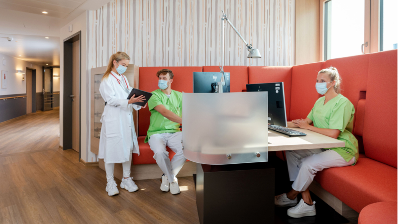 Die Pflegekräfte sind praktisch jederzeit für die Patienten sicht- und ansprechbar. © djd/www.waldkliniken-eisenberg.de/Marcel Krummrich