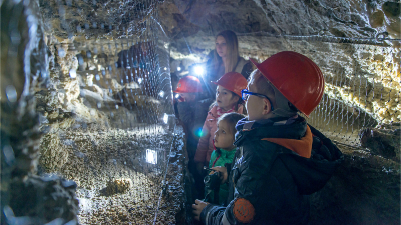 Die Taschenlampenführung ist für Kinder das Highlight in den Rübeländer Tropfsteinhöhlen. © djd/Stadt Oberharz am Brocken/Tropfsteinhöhlen Rübeland/Jan Reichel 