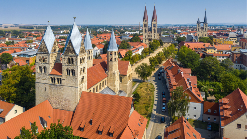 Im Herzen Halberstadts stehen sich die viertürmige Liebfrauenkirche und der Dom gegenüber. ©djd/Tourist Information Halberstadt/Sebastian Theilig