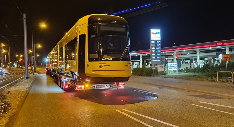 Dritter Stadtbahnwagen in der Nacht angekommen  Foto: © Steffen Natzschka