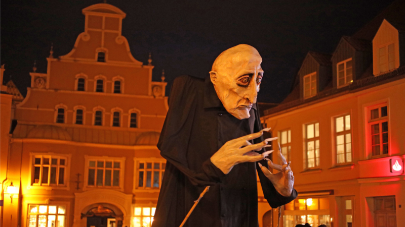 Nosferatu treibt auch heute noch gelegentlich sein Unwesen in der Altstadt von Wismar. Der legendäre Film wurde vor gut 100 Jahren in der Hansestadt gedreht. ©djd/Nosferatour/Lukas Ditzel