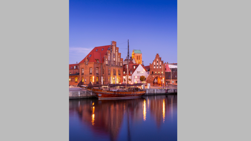 Abendstimmung im Alten Hafen der Hansestadt Wismar. ©djd/TZ Wismar/Christoph Meyer