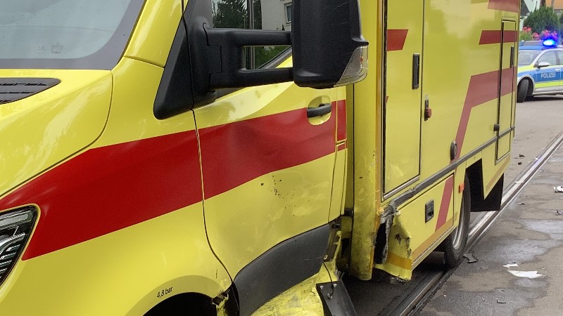 © Feuerwehr Dresden Der Rettungswagen wurde bei dem Verkehrsunfall stark beschädigt.