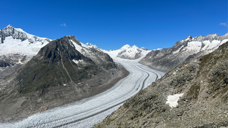 Der große Aletschgletscher in der Schweiz ist bereits Mitte Juni ohne Schneedecke der starken Sonne ausgesetzt. ©WetterOnline