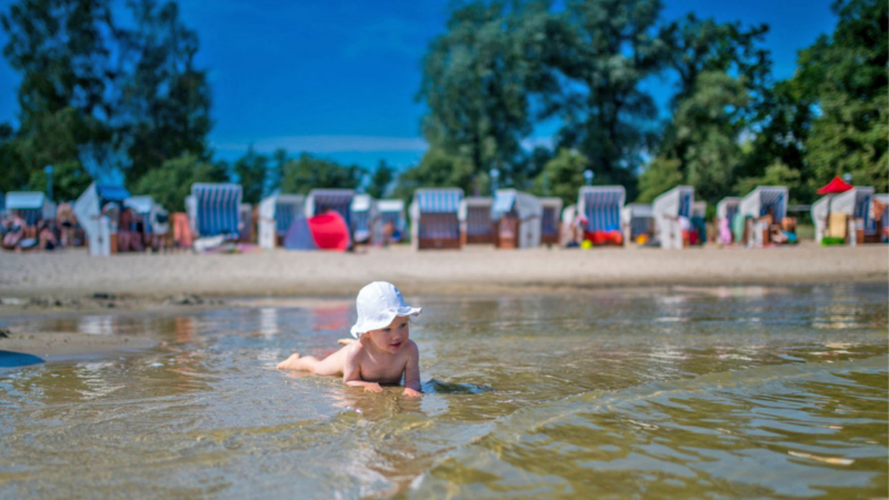 Am seichten Ufer des Stettiner Haffs können schon die Kleinsten baden. ©DJD/Tourismusverein "Stettiner Haff" e. V./TMV/Läufer