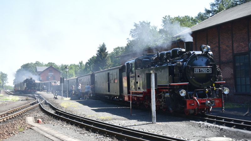 Doppelausfahrt in Bertsdorf der Dampfzpge in Richtung Kurort Oybin (re) und nach Jonsdorf (li)   Foto: © MeiDresden.de/Mike Schiler