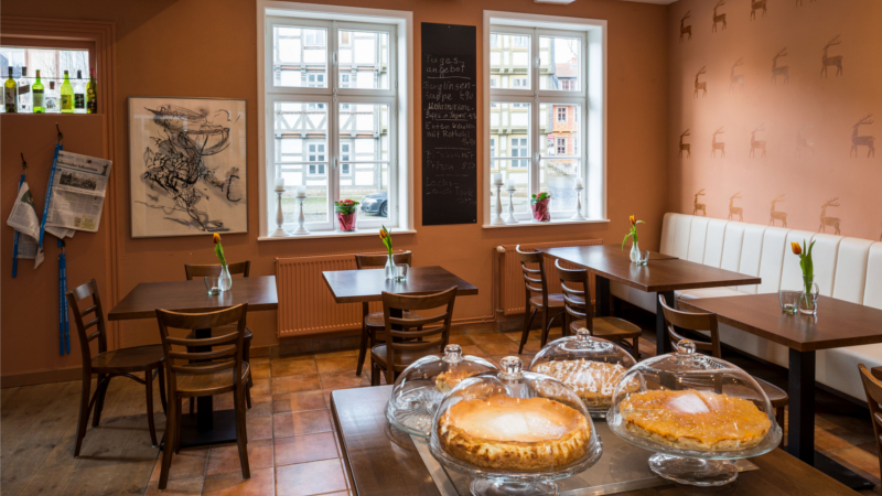 Im Café und Restaurant Hirsch werden Spezialitäten aus der jüdischen Küche serviert. ©djd/Tourist Information Halberstadt/Ulrich Schrader