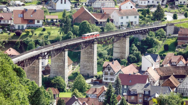 Faszinierender Blick auf das Viadukt an der sogenannten Kanonenbahn im Eichsfeld. © djd/HVE Eichsfeld Touristik/Oliver Krebs