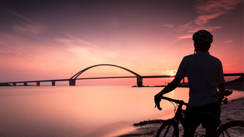 Einer der magischen Momente an der Ostsee: Sonnenuntergang mit Blick auf die Fehmarnsundbrücke, welche die Insel Fehmarn mit dem Festland verbindet. Foto: djd/Ostsee-Holstein-Tourismus