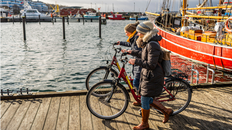 Die Ostseeküste Schleswig-Holstein kann man auch im Herbst noch mit dem Fahrrad erkunden. Im Bild der Hafen von Laboe. Foto: djd/www.ostsee-schleswig-holstein.de/Oliver Franke