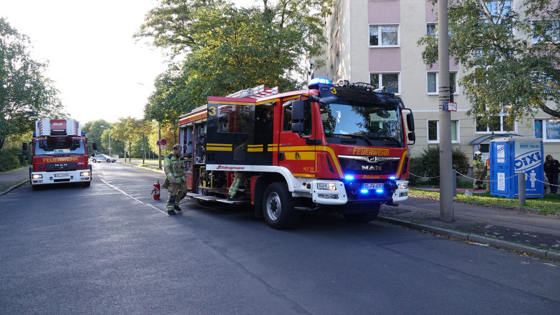 © Feuerwehr Dresden Zwei Fahrzeuge der Feuerwehr an der Einsatzstelle