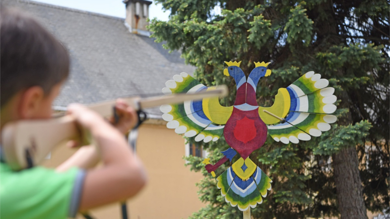 Das Kinderspiel „Adlerschießen“ ist eine der Aktionen in den Herbstferien auf der Festung Königstein. ©Festung Königstein gGmbH