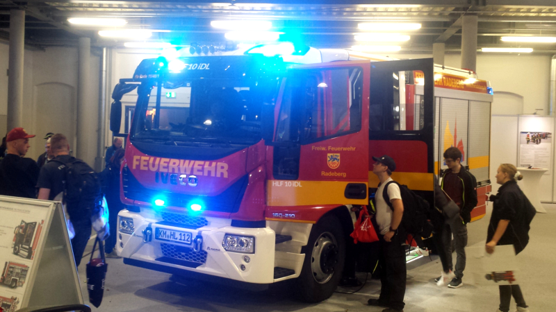 Das neueste Hilfeleistungslöschgruppenfahrzeug 10 HLF 10 mit Erdgasantrieb wurde an die Feuerwehr Radeberg übergeben ©MeiDresden.de/ Frank Loose
