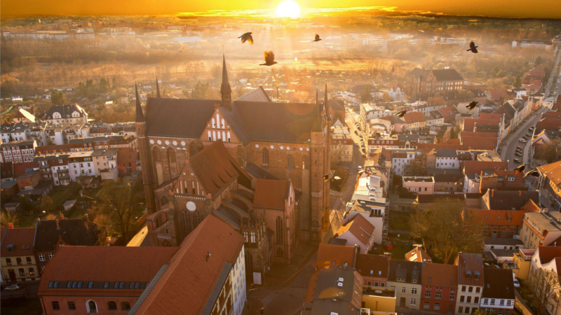 Blick auf Wismar: Seit 20 Jahren gehört die historische Altstadt mit ihren monumentalen Backsteinkirchen und repräsentativen Kaufmannshäusern zum Welterbe der UNESCO. Foto: djd/wwwostseeferien.de/TZ Wismar/H. Volster