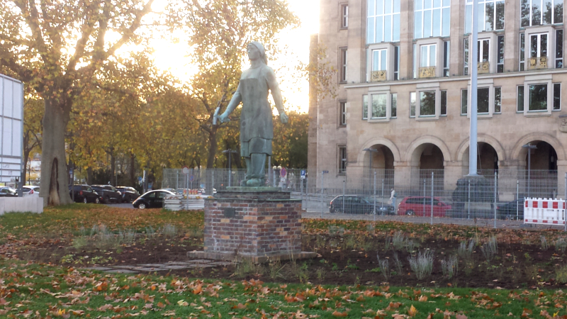 Sanierungsarbeiten am Denkmal „Trümmerfrau“ beginnen Mitte November ©MeiDresden.de/Frank Loose