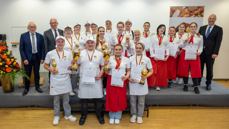 Teilnehmer 2022 vorne die Sieger -  Niklas Lindner (im Bild vorne links)  Foto: ©  Bundesakademie Weinheim, Ingo Hilger
