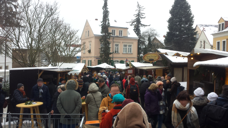Dichtes Gedränge herrschte zwischen den Markständen auf dem Loschwitzer Weihnachtsmarkt ©MeiDresden.de/ Frank Loose