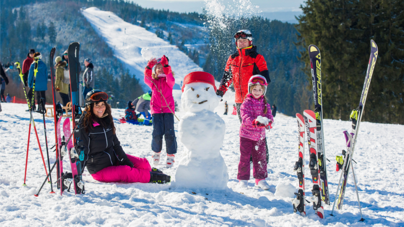 Die familienfreundliche Skiwelt Schöneck liegt auf dem Balkon des Vogtlands. © djd/Tourismusverband Vogtland/Marcus Dassler