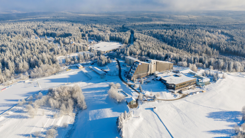 In der Skiwelt Schöneck starten die Pisten und Loipen direkt vor der Haustür. © djd/Tourismusverband Vogtland/S. Theilig