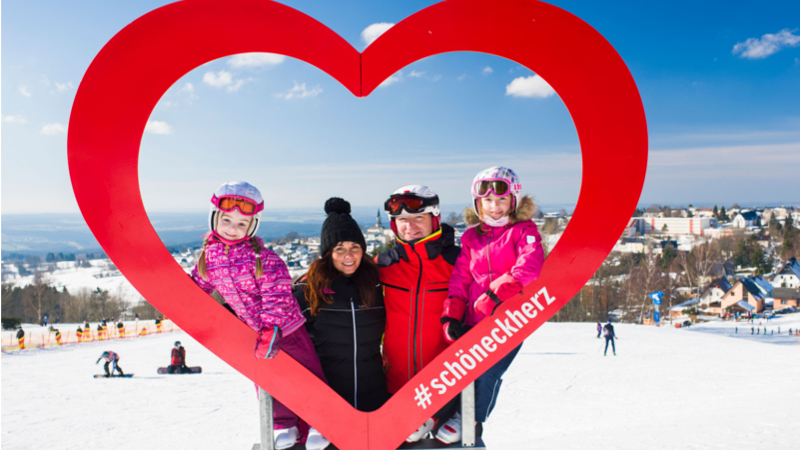 Die Skiwelt Schöneck trägt das Qualitätssiegel “Familienurlaub in Sachsen". © djd/Tourismusverband Vogtland/Marcus Dassler