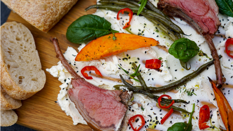 Ein moderner, vitaminreicher Rezepttipp für die kalte Jahreszeit ist Cheeseboard mit Wildschwein-Karree. © djd/DJV/Kapuhs