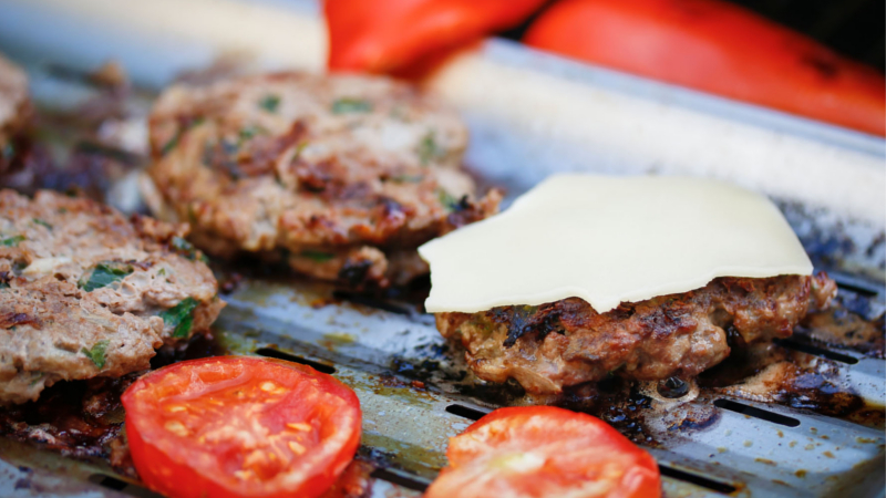 Auch auf dem Grill macht heimisches Wildbret eine leckere Figur. © djd/DJV