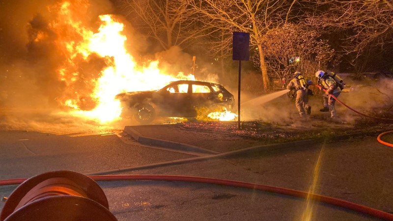 © Ronny Köhler  - Einsatzkräfte bei der Brandbekämpfung an mehreren brennenden Fahrzeugen