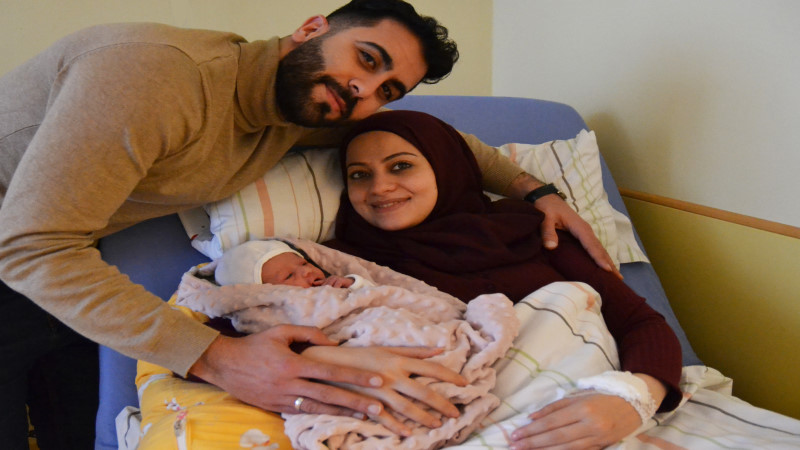 Die Eltern Sara und Ahmad mit Elsa am Neujahrstag  Foto: © Krankenhaus St. Joseph-Stift Dresden