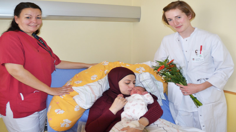 Stellvertretend für das Team der Geburtshilfe gratulieren Ärztin Theresa Berg und Schwester Sylvia Weigelt zur Geburt.  Foto: © Krankenhaus St. Joseph-Stift Dresden