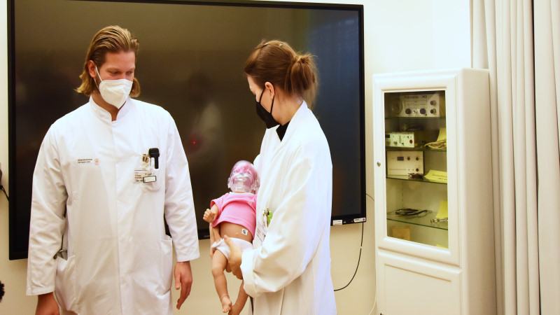 Dr. Christian Karpinski von der Klinik für Kinderchirurgie und die Diplom-Psychologin Josephin Jahnke vom FamilieNetz engagieren sich in der Präventionsarbeit  gegen das Schüttteltrauma. Foto: Uniklinikum Dresden / Holger Ostermeyer