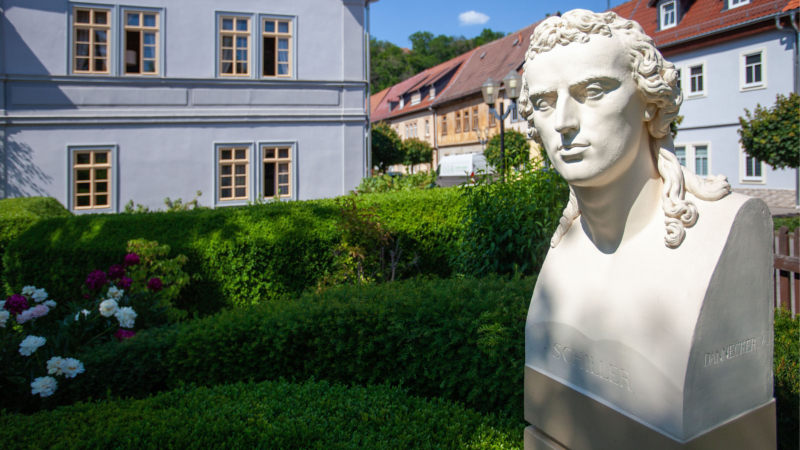 An den berühmten deutschen Dichterfürsten Friedrich Schiller wird in Rudolstadt an vielen Stellen erinnert. © djd/Stadtverwaltung Rudolstadt/Roger Hagmann