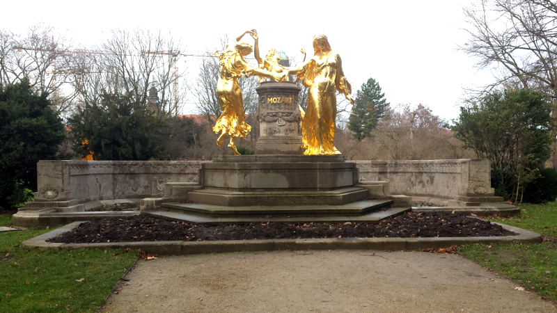 Mozart Brunnen am Rande der Bürgerwiese in der Nähe vom Hygiene Museum ©MeiDresden.de