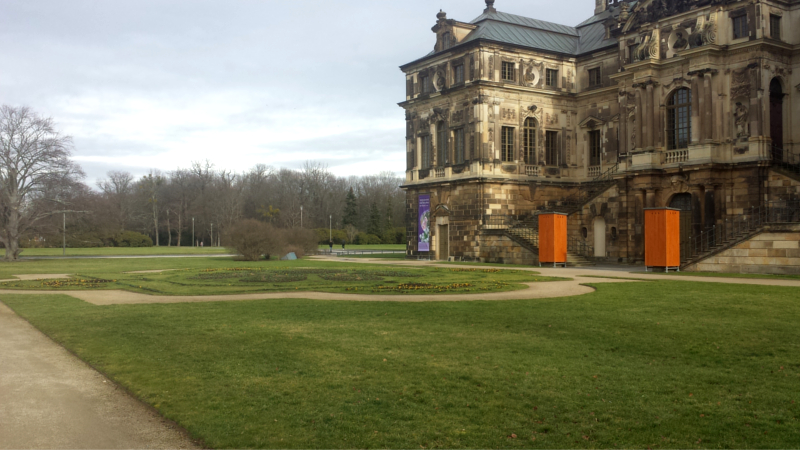 Am Palais im Großen Garten wurden die Schmuckbeete mit Frühlingsblumen bepflanzt ©MeiDresden.de