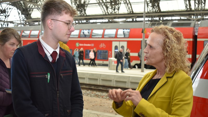 Linus Stefan und Ines Fröhlich, Verkehrsstaatssekretärin im Staatsministerium für Wirtschaft, Arbeit und Verkehr in Sachsen im Gespräch  Foto: © MeiDresden.de