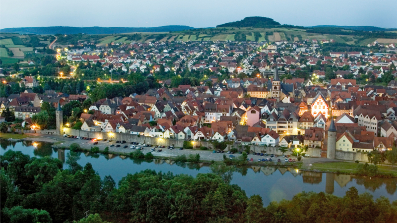Blick von der Karlsburg auf der anderen Seite des Mains auf die idyllische Altstadt von Karlstadt. Foto: djd/Stadt Karlstadt