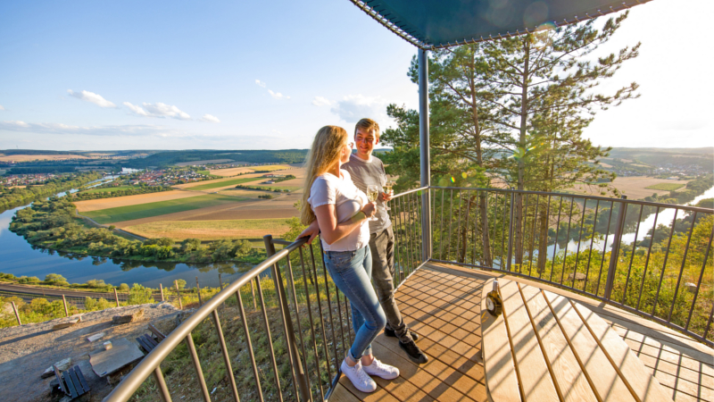Hoch über dem Main befindet sich der Aussichtspunkt "terroir f", im Jahr 2020 als "Schönste Weinsicht Frankens" ausgezeichnet. Foto: djd/Stadt Karlstadt/Jürgen Müller