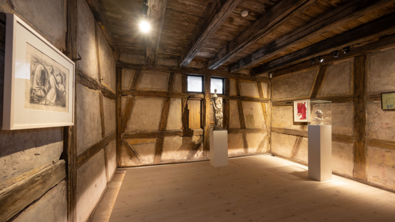 Völlig neu gestaltetes Museum Karlstadt: In der spektakulären Abteilung "ZeitBRÜCHE" sind Kunstwerke zu sehen, die als Seismografen ihrer Zeit gelten. Das Museum öffnet Anfang Mai 2023 wieder seine Pforten. Foto: djd/Stadt Karlstadt/Jürgen Müller